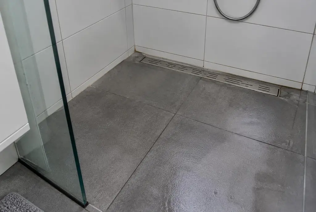 Lekdetectie Ter Aar – lekkende inloopdouche met natte voegen