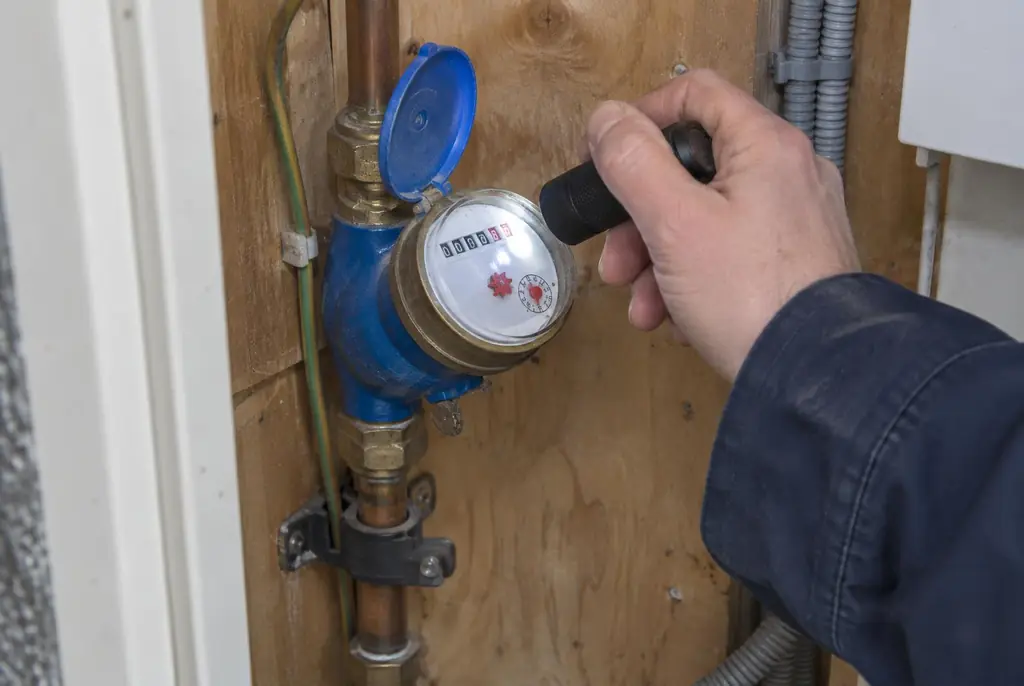 Lekdetectie Ter Aar – watermeter in de meterkast controleren met een zaklamp